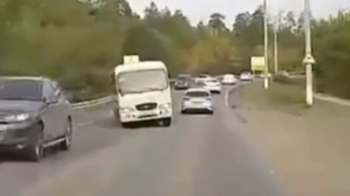 "Volkwagen" qəfil dayandı, avtobus belə qəza törətdi - VİDEO