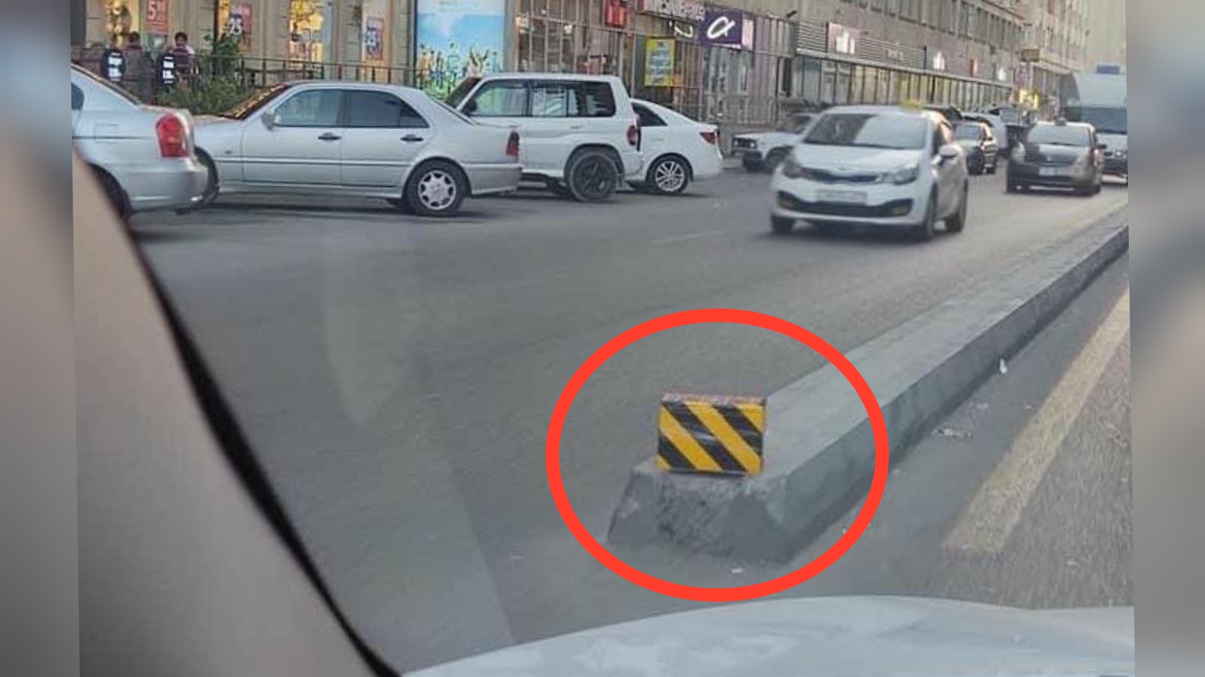 Yol polisi Heydər Əliyevin adını daşıyan yolun problemini həll etmir - Sürücülər görün nə etdi - FOTO