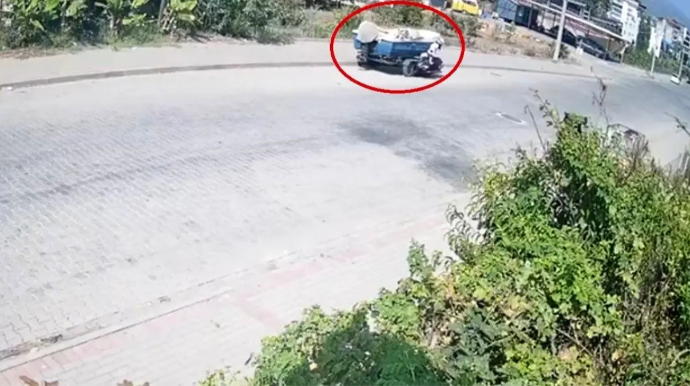 Sürücülük vəsiqəsi olmadan motosiklet sürdü, treylerə çırpıldı - VİDEO 