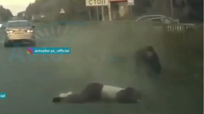  Motosiklet sürücüsü düz yoldan çıxıb bardürə dəydi, ağır qəza baş verdi  - VİDEO