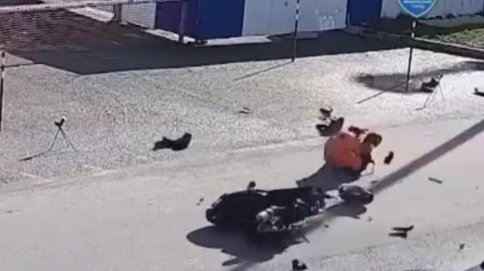 Diqqətsiz moto sürücü qəzaya düşdü - VİDEO