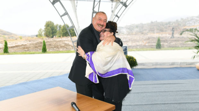 Prezident “dəmir yumruğu” öpmək istəyən Əməkdar artisti bağrına basdı - VİDEO 