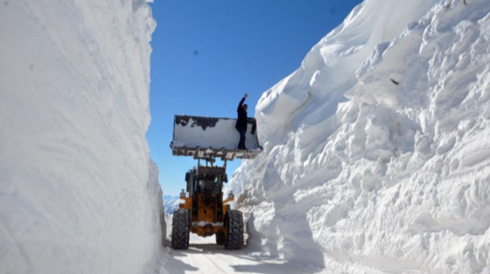 Türkiyədə qardan hörülmüş tunelə bənzəyən yollar  - FOTO