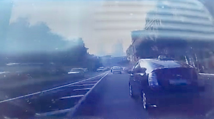 Başı telefona qarışan “Prius” sürücüsü qəzadan son anda yayındı - VİDEO