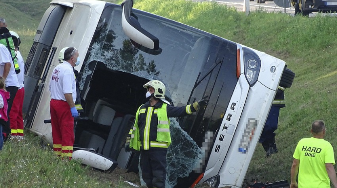 Budapeştdə sərnişin avtobusu qəzaya uğradı - 8 ölü, 48 yaralı