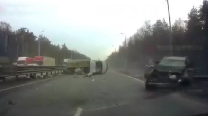 Yolda "oyun çıxaran" sürücü qəzaya səbəb oldu - VİDEO