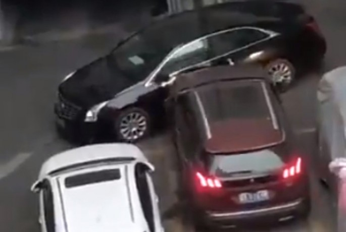 Əsəbləşən sürücü avtomobili əzik-əzik etdi - VİDEO