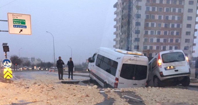 Yol çökdü: 13 nəfər yaralandı - FOTO
