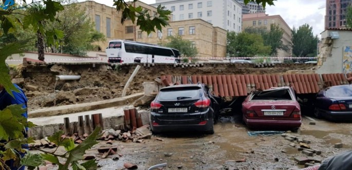 Bakıda avtomobillər dağıntı altında qaldı - FOTO