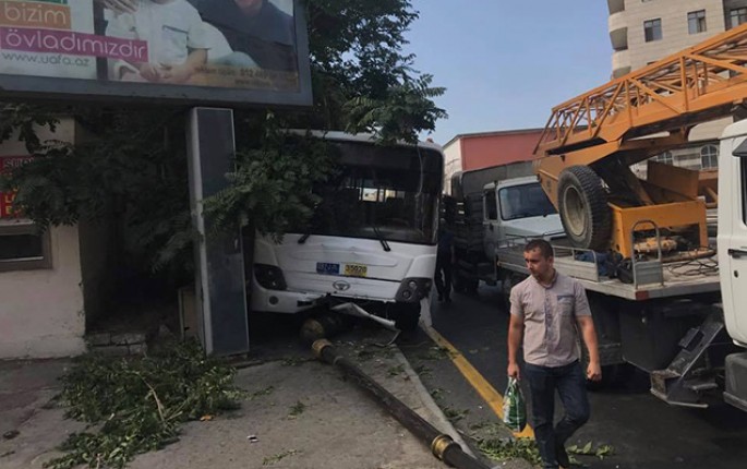 Avtobus qəza törətdi - FOTO