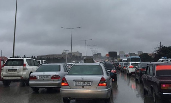 Bakının girişində tıxac yarandı - FOTO