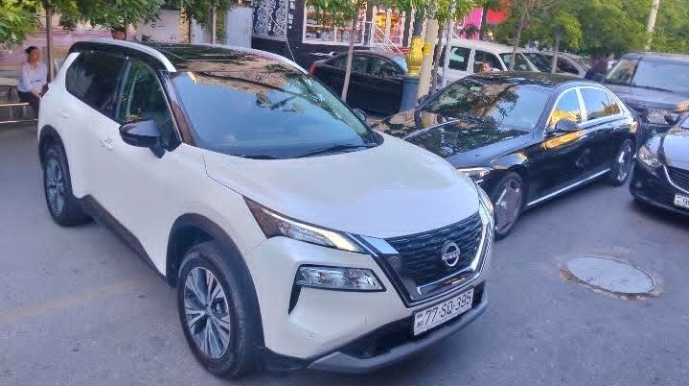 Badamdarda avtobus dayanacağı maşınların arasında itib-batdı   - FOTO