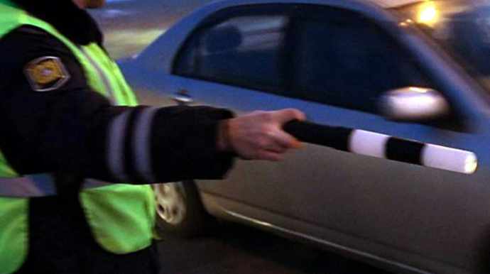 Qadın sürücünü söyən yol polisi əməkdaşı işdən qovuldu - İNSİDENT - VİDEO 