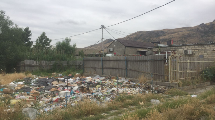 Bələdiyyə sədri zibilliyə görə "zibilə" düşdü - FOTO