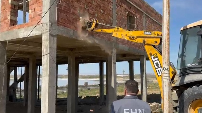 Abşeronda qanunsuz tikililər sökülüb  - VİDEO