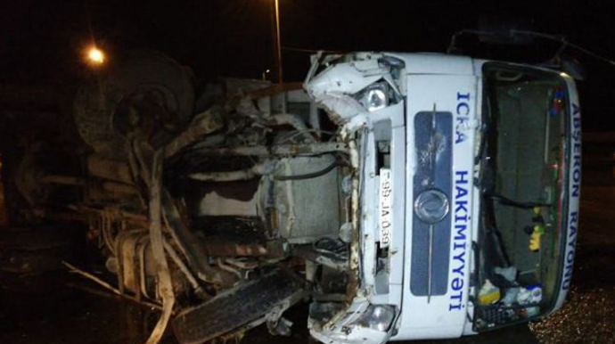 Bakı-Sumqayıt avtomobil yolunda yük maşını aşıb  - FOTO