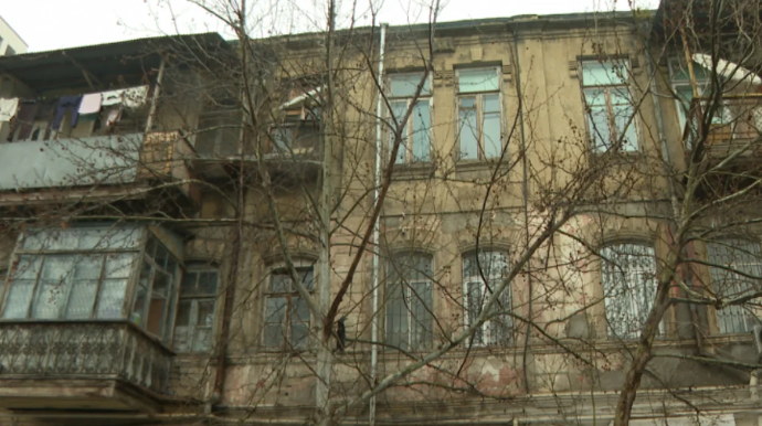 Bakıda iki əsrə yaxın yaşı olan bina qəzalı vəziyyətə düşdü - VİDEO 