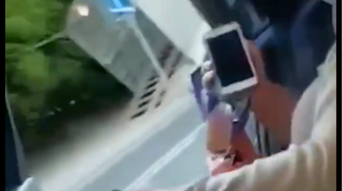 Taksi sürücüsünün pulunu verməyən sərnişin qapını açıb...  - VİDEO