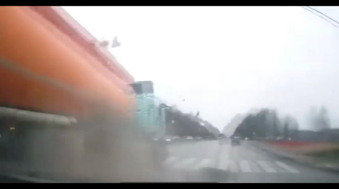 Diqqətsizliyin nəticəsi qəzayla bitdi - VİDEO