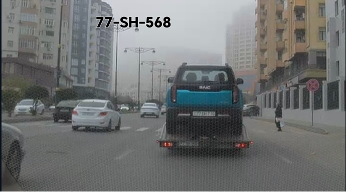 В Баку водитель эвакуатора создал опасную ситуацию на дороге - ВИДЕО 