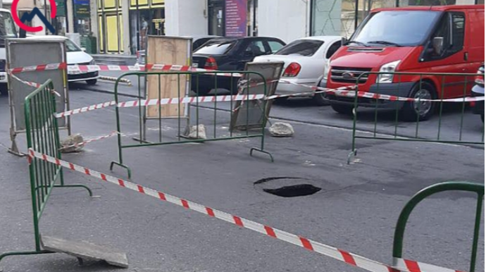 Bakıda yol çökdü - Ərazidə çuxur əmələ gəlib - FOTO