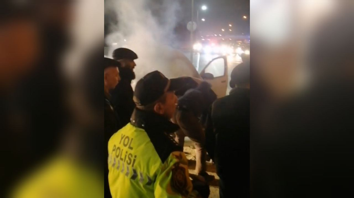 Ekologiya postunun qarşısında maşın yandı, polislər dərhal söndürdü  - VİDEO