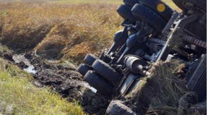 Goranboyda yük maşını traktora çırpıldı - Xəsarət alan var 