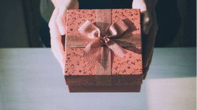 Hədiyyə vermək bəhanəsi ilə mənzilə daxil olub, təqaüdçünü qarət etdilər