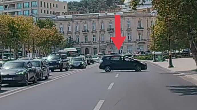 Sıxlıqda qalmaq istəməyən sürücü 100 manatlıq qayda pozdu - VİDEO