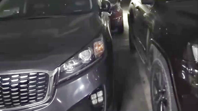 Maşını düzgün park etməyən sürücü parkinqdə hamıya problem yaratdı - 10-GA-212 - VİDEO  