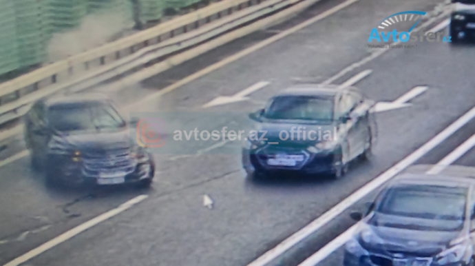 Aeroport yolunda "avtoşluq" edən  sürücü dəhşətli qəza törətdi - REAL VİDEO 