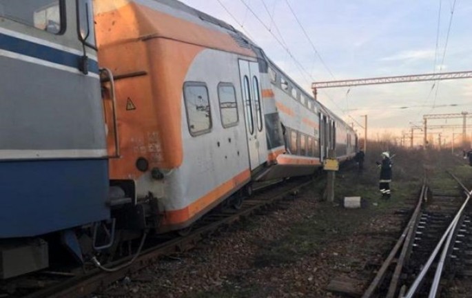 İki qatar toqquşaraq relsdən çıxdı: 5 nəfər xəsarət alıb