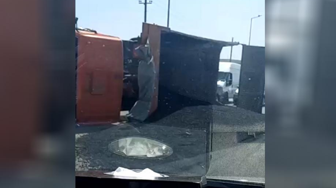 Bakıda qrabel daşıyan yük maşını aşdı - VİDEO 