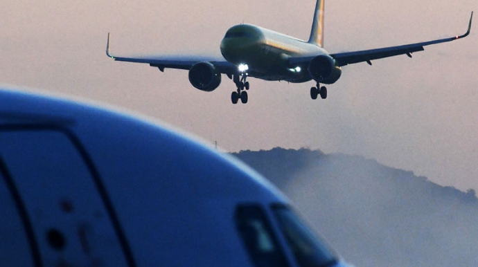 Trampla görüşə gəldiyini deyib təyyarədə insident törətdi