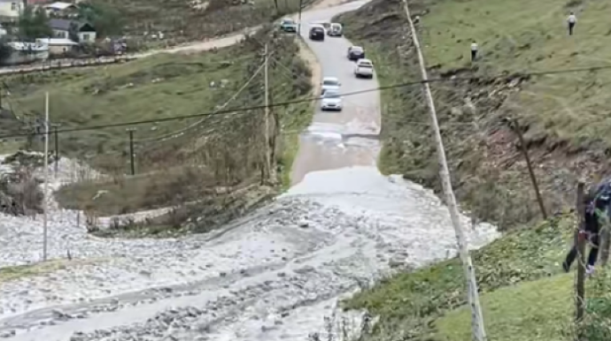 Lazanı sel basdı, yol bağlandı - VİDEO
