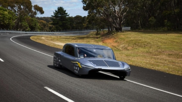 Günəş batareyalı avtomobildən rekord - FOTO