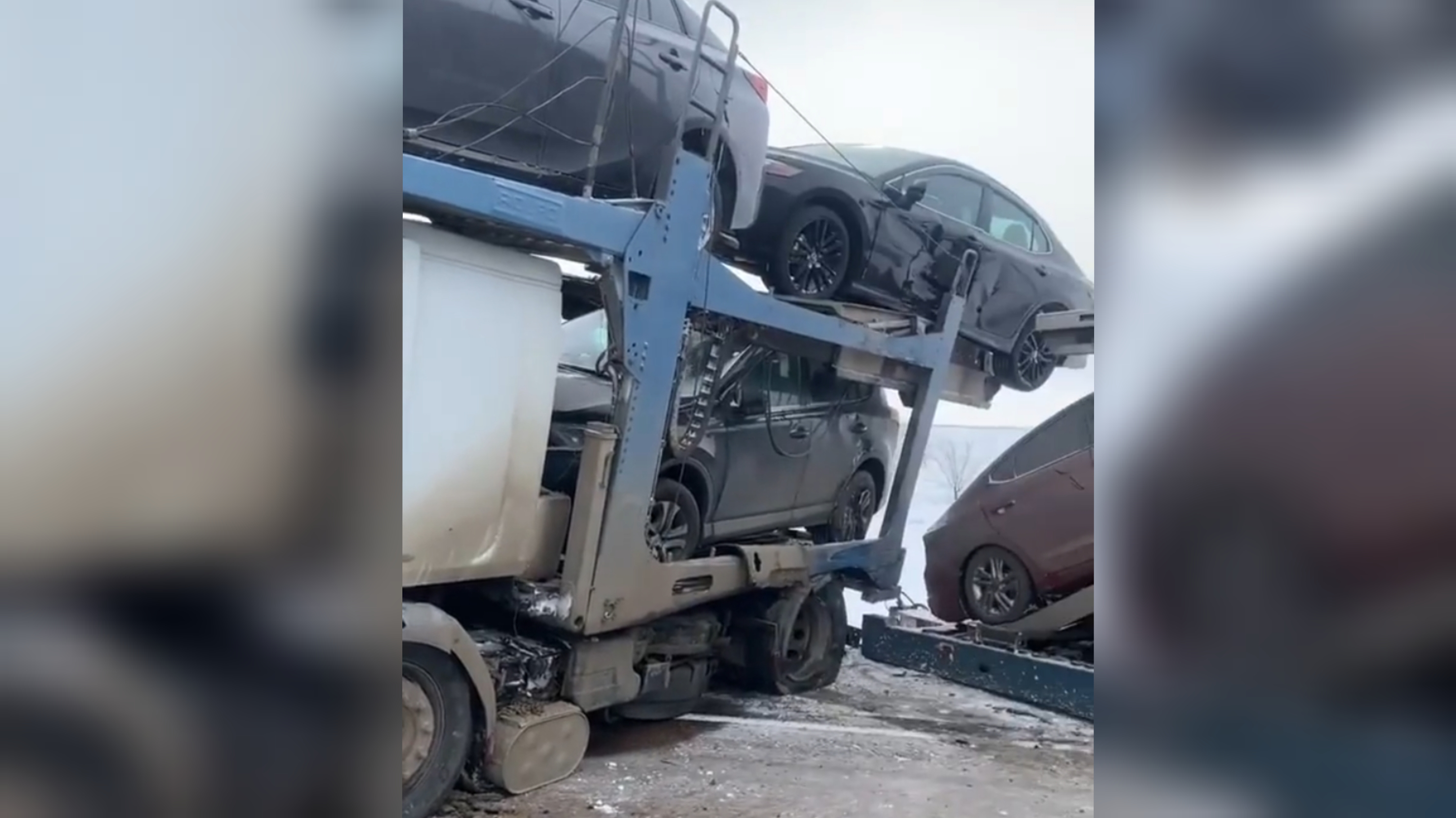 Yük avtomobili qəzaya düşdü, bahalı maşınlar əzik-əzik oldu - VİDEO