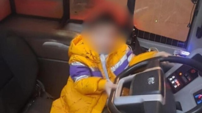 Bakıda bağçadan çıxaraq avtomobil yolunda gəzən azyaşlı xilas edildi 