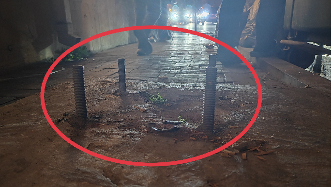 Səkidəki dəmirlər piyadalara təhlükə yaradır: "Ayağımız ilişib yıxılırıq"- ŞİKAYƏT - FOTO