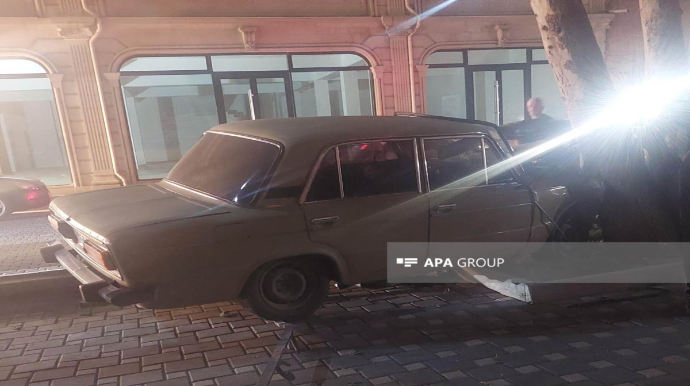 Gəncədə minik maşını ağaca çırpıldı  - FOTO
