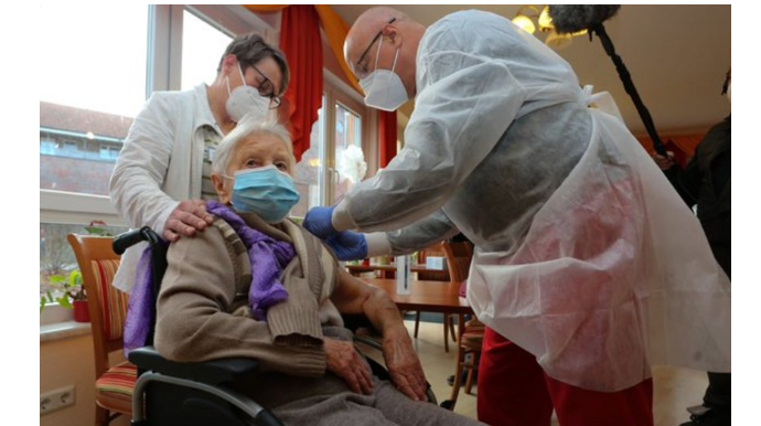 Almaniyada peyvənd edilən ilk şəxs 101 yaşlı qadın oldu