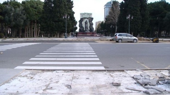 Bakıda avtomobil piyadanı vurub