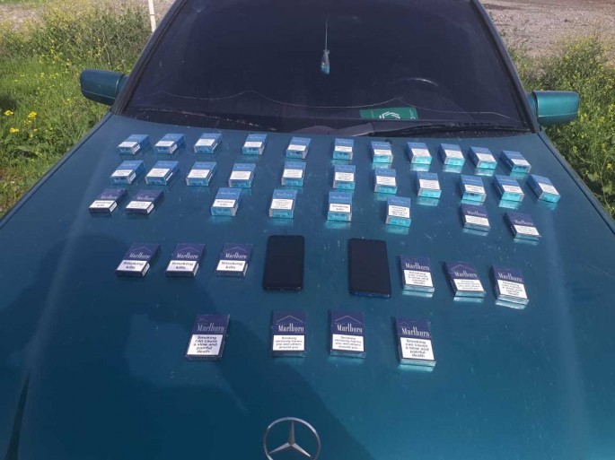 Avtomobildən qanunsuz mobil telefonlar və tütün məmulatları aşkarlanıb