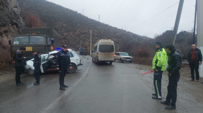 Daşkəsəndə minik avtomobili "KamAZ"la toqquşdu, ölən var   - FOTO
