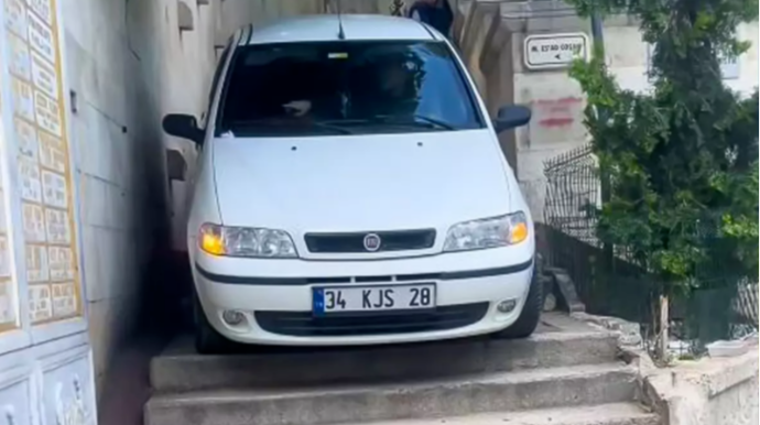 Sürücü naviqasiya proqramına aldanıb görün hansı yola girdi 