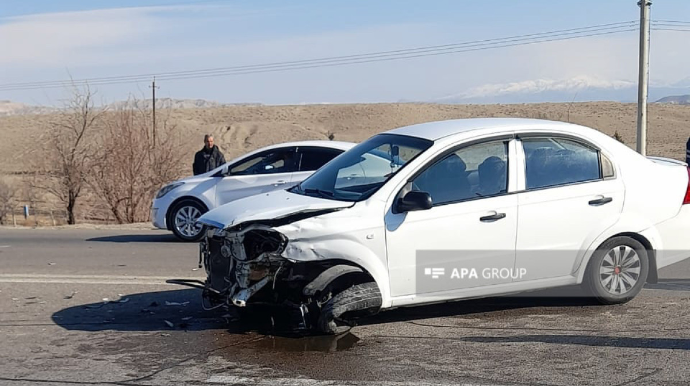 Naxçıvan-Sədərək yolunda iki maşın toqquşdu, xəsarət alan var   - FOTO