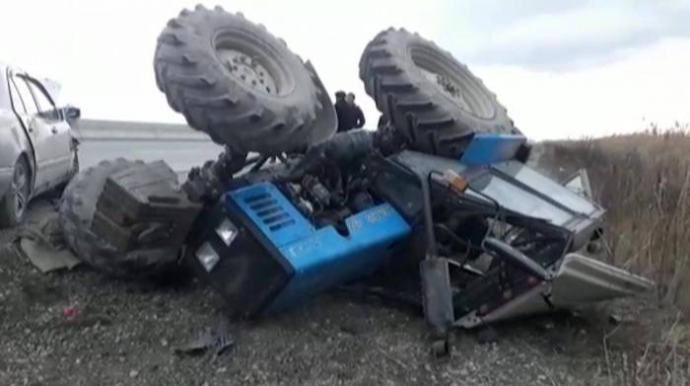 Oğuzda avtomobil traktorla toqquşub, ölən var 
