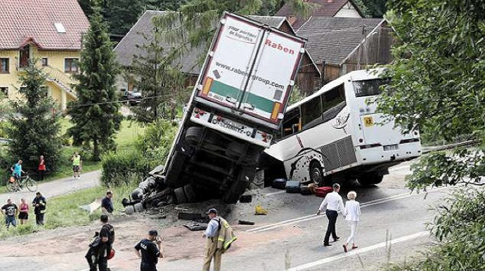 Polşalı zəvvarları daşıyan avtobus qəzaya uğrayıb, 12 nəfər ölüb