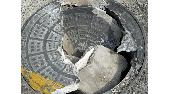 Xırdalanda preslənmiş kartondan kanalizasiya qapağı  - FOTO