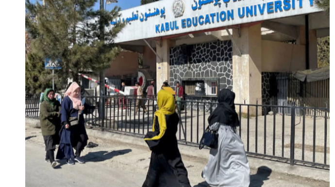 Талибы ввели запрет на присутствие женщин в университетах